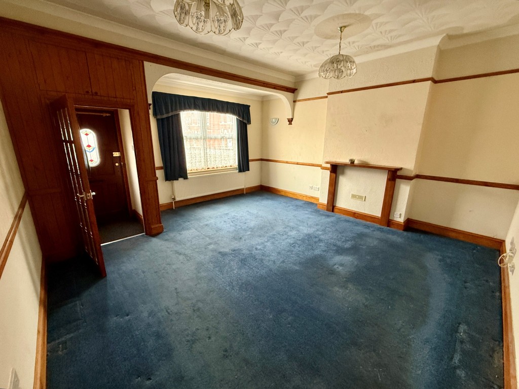 Lot: 100 - SUBSTANTIAL CORNER PROPERTY WITH POTENTIAL - Ground floor - living room